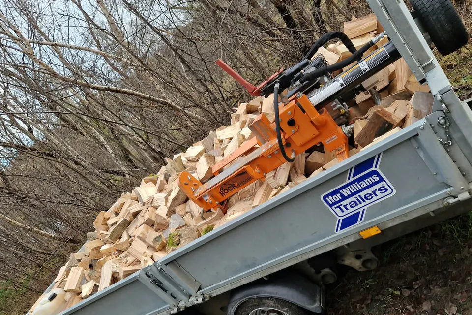 Professional log splitting with specialist equipment